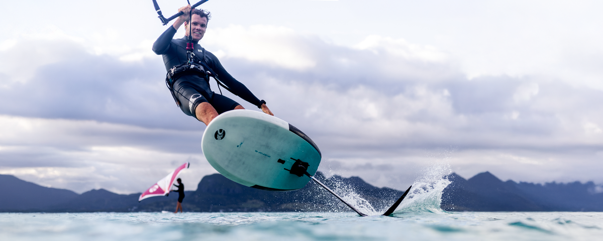 Cabrinha Domani Front Wing in uso con kite foil