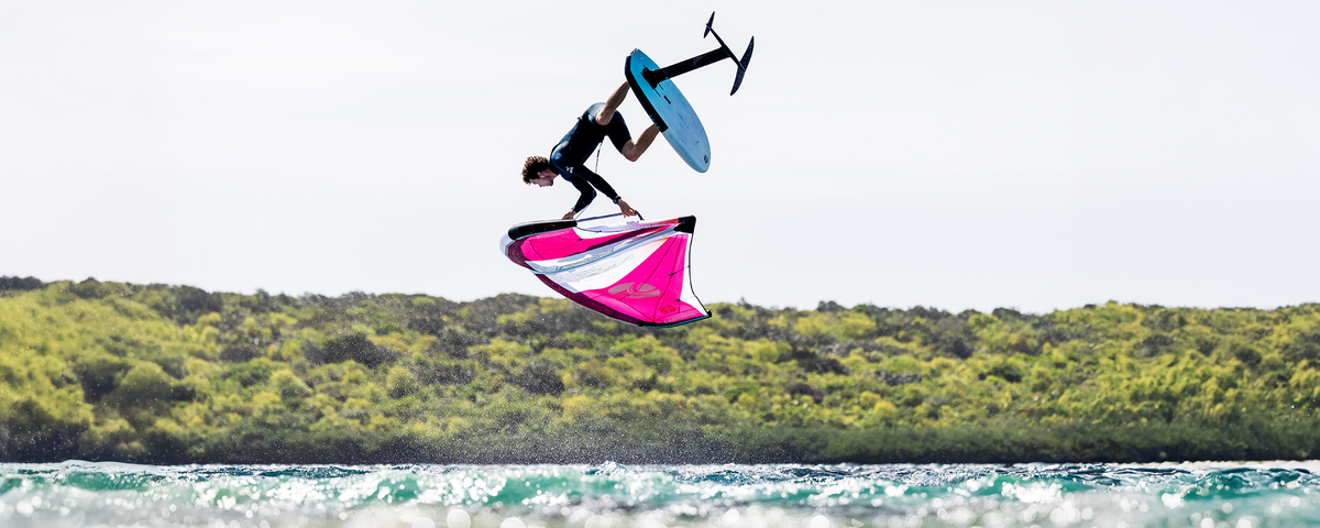 Cabrinha Domani Front Wing in uso con wing foil