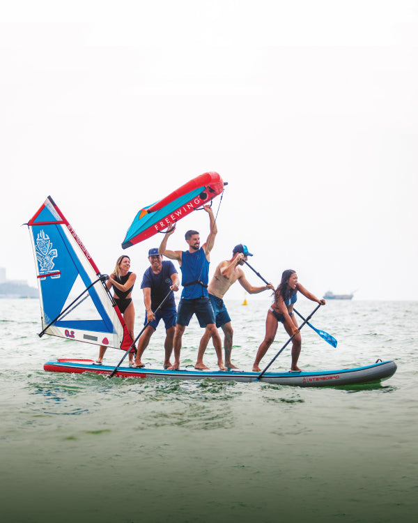 SUP gonfiabile multi-persona in uso con il team
