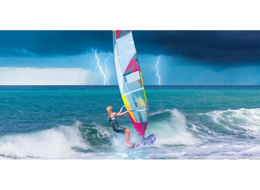 Tipi di vele da windsurf: i materiali più adatti al tuo stile e alla tua esperienza